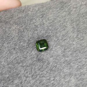 Sapphire xanh lá thiên nhiên 1ct – SA48534